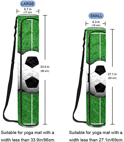 Bolsa de tapete de ioga, bola de futebol de renderização em 3D no campo de futebol Exercício de ioga