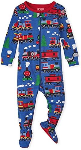A casa infantil, menino e garotos de criança, encaixe no algodão de um pedaço de pijamas