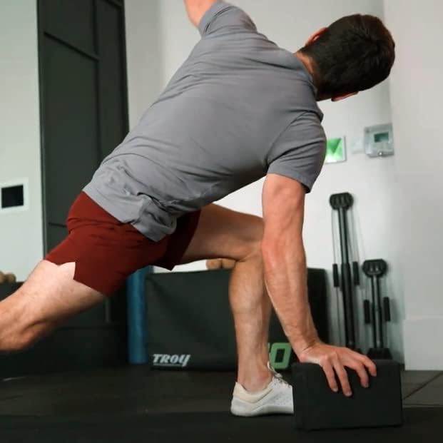 Exercite o bloqueio de ioga por bull trabalhador para alongamento, flexibilidade, equilíbrio e treinamento