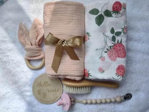Baby Gift Box. Baby Muslin Swaddle Blanket e Milestone Card Caixa de presente recém -nascida personalizada. Presentes