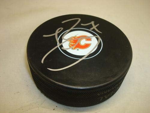 TJ Brodie assinou Calgary Flames Hockey Puck autografado 1a - Pucks autografados da NHL