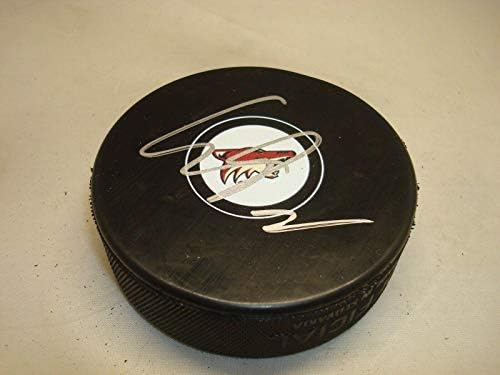 Christian Dvorak assinou o Arizona Coyotes Hockey Puck autografado 1b - Pucks autografados da NHL